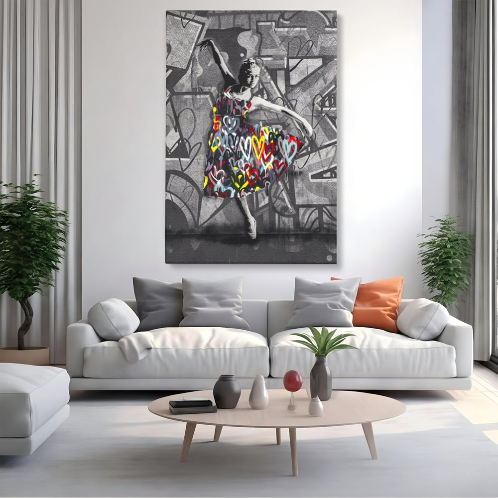Tablou canvas cu tablou canvas cu balerina stilizata, fara rama, pe sasiu de lemn, pe perete intr-un living
